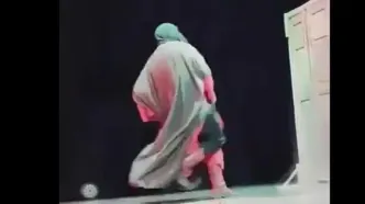 حمله یک تماشاگر به بازیگر نقش منفی در صحنه هجوم به خانه حضرت زهرا (س) در یک تئاتر/ ویدئو حاوی صحنه های خشن