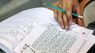 خوشحالی رتبه دو کنکور تجربی در کنار رفقایش