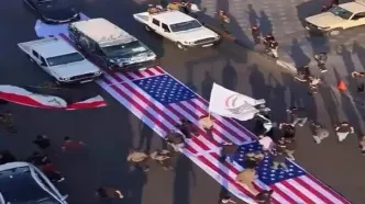بازداشت عاملان لگدمال کردن پرچم آمریکا در بغداد/ جنبش النجباء دستگیری آنها را محکوم کرد و خواستار آزادی شان شد