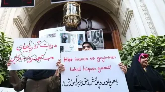 چند عکس از پلاکاردهای تجمع اعتراضی مقابل سفارت آذربایجان در تهران