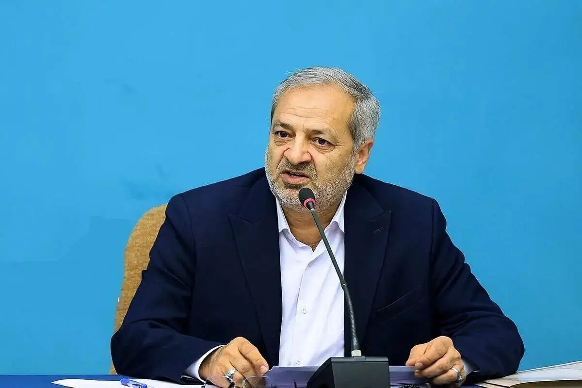 واکنش وزیر به شایعه الزام دانش‌آموزان به نصب پلاک حاوی نام