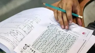 خوشحالی رتبه دو کنکور تجربی در کنار رفقایش