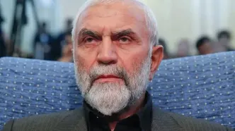 تصویری از شهید همدانی و شهید سلیمانی در کنار رهبر شهید