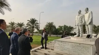 ادای احترام عراقچی به شهیدان سردار سلیمانی و ابومهدی المهندس