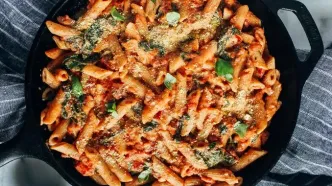 طرز تهیه پاستا اسفناج با سس گوجه فرنگی چیلی
