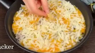 طرز تهیه کاسرول تخم‌مرغ و پنیر در تابه؛ صبحانه‌ای سریع و اقتصادی