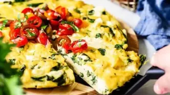 شام امشب با من: شام سبک و خوشمزه با اسفناج؛ طرز تهیه کوکوی اسفناج پنیری با مواد ساده! +عکس مرحله به مرحله