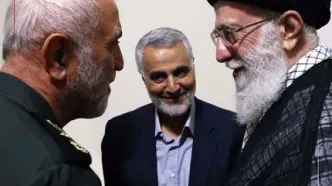تصویری از شهید همدانی و شهید سلیمانی در کنار رهبر شهید انقلاب