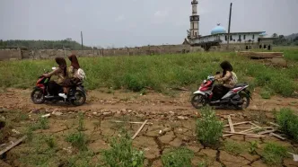 تصاویر؛ روستای غرق‌شده از زیر آب بیرون آمد