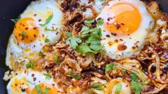 شام امشب با من: طرز تهیه نیمرو پیاز؛ شام ساده و خوشمزه با چند ماده اولیه