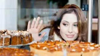 چرا یک‌دفعه دلمان شیرینی می‌خواهد؟ راز هوس قند را بشناسید!