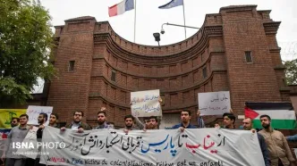 تجمع مقابل سفارت فرانسه در تهران + عکس