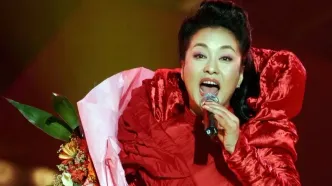 خواننده‌ای که لباس نظامی پوشید | زنی که پیش از ازدواج با رهبر چین مشهورتر بود! | پنگ لی‌یوان کیست؟