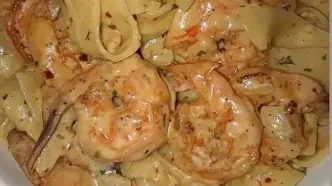 طرز تهیه پاستا میگو با خامه لطیف و عطر سیر