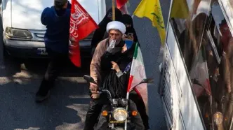 روحانی موتورسوار به سه ترک در زنجیره انسانی جان‌فدایان مشهد شرکت کرد + عکس