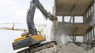 مصدومیت یک کارگر ساختمانی بر اثر واژگونی یک دستگاه بیل مکانیک